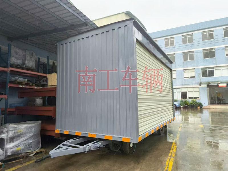 10吨箱式多米平台两侧带卷帘门 牵引雨篷拖车