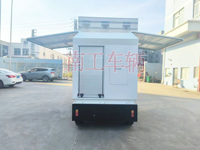 2吨电动多米平台 飞翼箱式工具拖车I.jpg